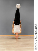 man performing breakdance 2. Стоковое фото, агентство Ingram Publishing / Фотобанк Лори