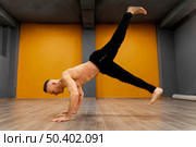 man performing breakdance 6. Стоковое фото, агентство Ingram Publishing / Фотобанк Лори