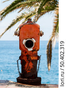 old red hydrant with chain. Стоковое фото, агентство Ingram Publishing / Фотобанк Лори