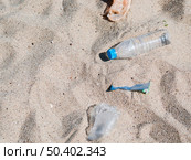 OLYMPUS DIGITAL CAMERA. overhead view plastic trash sand beach. Стоковое фото, агентство Ingram Publishing / Фотобанк Лори