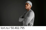 side view male wearing cap with arms crossed. Стоковое фото, агентство Ingram Publishing / Фотобанк Лори