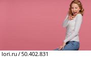 side view woman laughing pointing. Стоковое фото, агентство Ingram Publishing / Фотобанк Лори