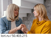 women holding hands therapy session. Стоковое фото, агентство Ingram Publishing / Фотобанк Лори