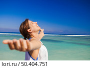 Beautiful woman enjoying the summer with both arms open. Стоковое фото, агентство Ingram Publishing / Фотобанк Лори