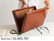 briefcase loupe adn glasses. Стоковое фото, агентство Ingram Publishing / Фотобанк Лори