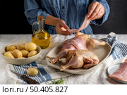 close up hands holding bacon. Стоковое фото, агентство Ingram Publishing / Фотобанк Лори