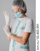 doctor putting surgical gloves 2. Стоковое фото, агентство Ingram Publishing / Фотобанк Лори