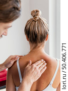 male osteopathic therapist checking female patient s spine. Стоковое фото, агентство Ingram Publishing / Фотобанк Лори