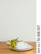 minimal abstract grapes plate. Стоковое фото, агентство Ingram Publishing / Фотобанк Лори