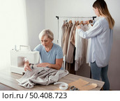 two female tailors studio working together. Стоковое фото, агентство Ingram Publishing / Фотобанк Лори