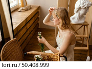 beautiful woman wearing spring flowers crown. Стоковое фото, агентство Ingram Publishing / Фотобанк Лори
