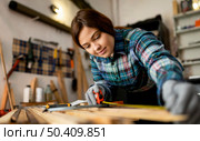 woman working workshop measuring. Стоковое фото, агентство Ingram Publishing / Фотобанк Лори