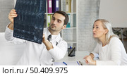 doctor explaining radiography. Стоковое фото, агентство Ingram Publishing / Фотобанк Лори