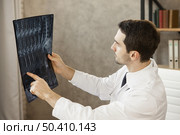 young doctor checking radiography. Стоковое фото, агентство Ingram Publishing / Фотобанк Лори