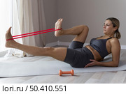 blue fitness clothes doing leg exercises. Стоковое фото, агентство Ingram Publishing / Фотобанк Лори