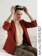wearing red jacket crown. Стоковое фото, агентство Ingram Publishing / Фотобанк Лори