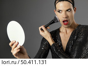 person looking into mirror. Стоковое фото, агентство Ingram Publishing / Фотобанк Лори