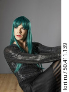 person wearing green wig. Стоковое фото, агентство Ingram Publishing / Фотобанк Лори