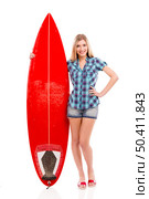 Beautiful young woman with a surfboard, over a gray background. Стоковое фото, агентство Ingram Publishing / Фотобанк Лори