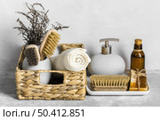 eco friendly cleaning products set basket with soaps brushes. Стоковое фото, агентство Ingram Publishing / Фотобанк Лори