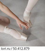 female ballet dancers training together pointe shoes. Стоковое фото, агентство Ingram Publishing / Фотобанк Лори