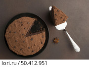 flat lay chocolate cake with cocoa powder spatula. Стоковое фото, агентство Ingram Publishing / Фотобанк Лори