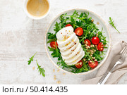 Salad with arugula, mozzarella cheese and pine nuts. Breakfast. Ketogenic, keto or paleo diet. Healthy food. Top view. Стоковое фото, агентство Ingram Publishing / Фотобанк Лори
