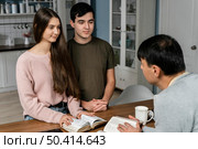 people kitchen with bibles. Стоковое фото, агентство Ingram Publishing / Фотобанк Лори