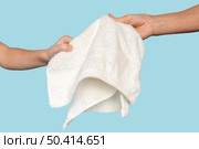 person handing towel man. Стоковое фото, агентство Ingram Publishing / Фотобанк Лори
