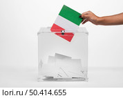 person putting italy flag card into ballot box. Стоковое фото, агентство Ingram Publishing / Фотобанк Лори