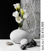 spring flowers with bunch rocks arrangement. Стоковое фото, агентство Ingram Publishing / Фотобанк Лори