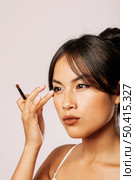 woman fixing her make up. Стоковое фото, агентство Ingram Publishing / Фотобанк Лори