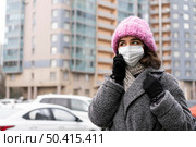 woman with medical mask city conversing phone 3. Стоковое фото, агентство Ingram Publishing / Фотобанк Лори