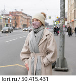 woman with medical mask waiting bus city. Стоковое фото, агентство Ingram Publishing / Фотобанк Лори