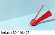 red plastic spoons copy space. Стоковое фото, агентство Ingram Publishing / Фотобанк Лори