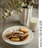 tasty biscuits with chocolate filling plate. Стоковое фото, агентство Ingram Publishing / Фотобанк Лори