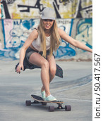 Young woman riding a skateboard. Стоковое фото, агентство Ingram Publishing / Фотобанк Лори