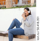 chubby girl enjoying coffee outdoors 4. Стоковое фото, агентство Ingram Publishing / Фотобанк Лори