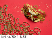 flat lay carnival mask with beads. Стоковое фото, агентство Ingram Publishing / Фотобанк Лори