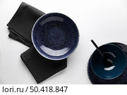 flat lay dark dinnerware. Стоковое фото, агентство Ingram Publishing / Фотобанк Лори
