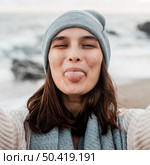goofy woman taking selfie beach. Стоковое фото, агентство Ingram Publishing / Фотобанк Лори