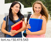 Two beautiful and happy teenage students smiling . Стоковое фото, агентство Ingram Publishing / Фотобанк Лори