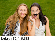 Outdoor portrait of a happy teenagers making funny faces. Стоковое фото, агентство Ingram Publishing / Фотобанк Лори