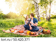 couple love picnicking meadow. Стоковое фото, агентство Ingram Publishing / Фотобанк Лори