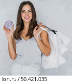 lady with donut shopping nets smiling camera. Стоковое фото, агентство Ingram Publishing / Фотобанк Лори