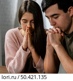 man woman praying together. Стоковое фото, агентство Ingram Publishing / Фотобанк Лори