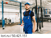 mechanic with oilcan car workshop. Стоковое фото, агентство Ingram Publishing / Фотобанк Лори