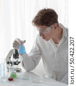 medium shot man holding erlenmeyer flask. Стоковое фото, агентство Ingram Publishing / Фотобанк Лори