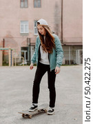 outdoors skater girl her skateboard 3. Стоковое фото, агентство Ingram Publishing / Фотобанк Лори