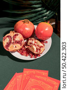 plate with pomegranates tarot cards. Стоковое фото, агентство Ingram Publishing / Фотобанк Лори